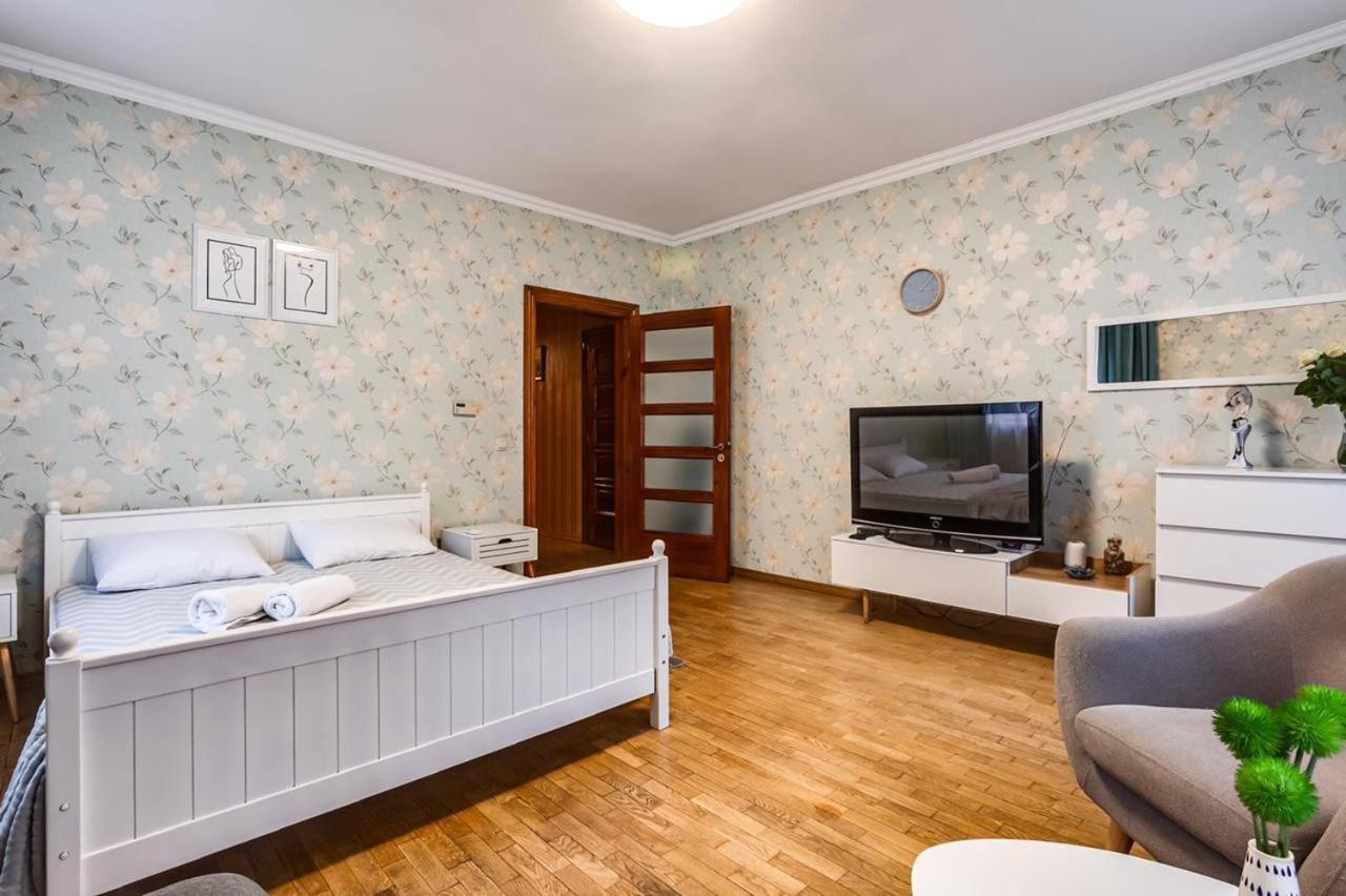 On Knyazya Romana Apartment *